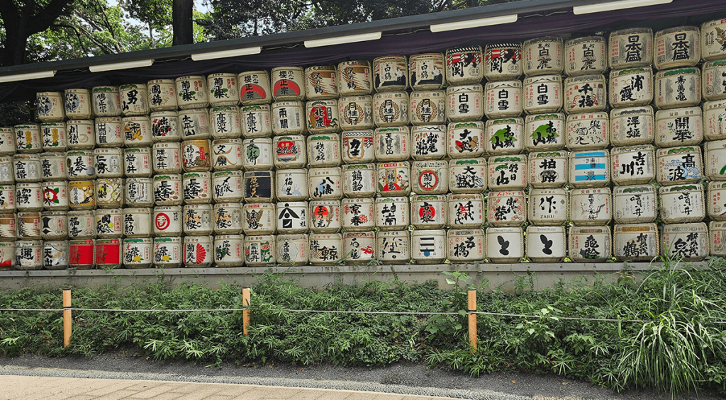 Barriles de sake en la entrada del Santuario Meiji